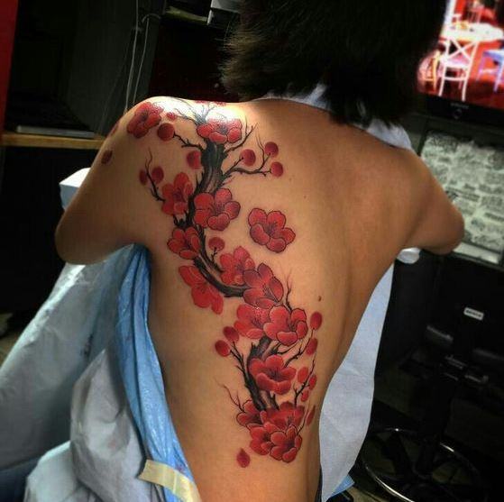 Mẫu hình xăm ở lưng dành cho nữ hình hoa đào đỏ rực