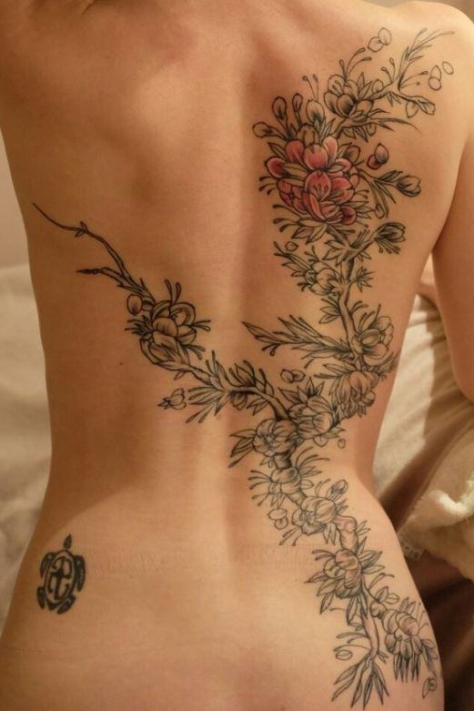Mẫu hình xăm ở lưng hình bông hoa đẹp dành cho nữ