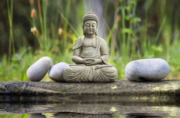 Hình ảnh tượng Phật uy nghi an bình