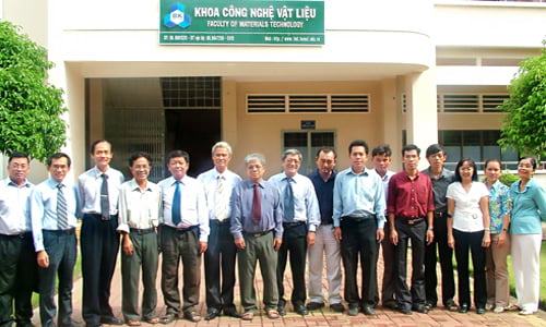 Đội ngũ giảng viên khoa công nghệ vật liệu của trường Đại học Bách khoa TP. HCM