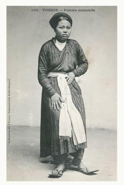 Hình ảnh người phụ nữ Việt trong trang phục áo dài giao lãnh được ghi lại ở tài liệu của Pháp